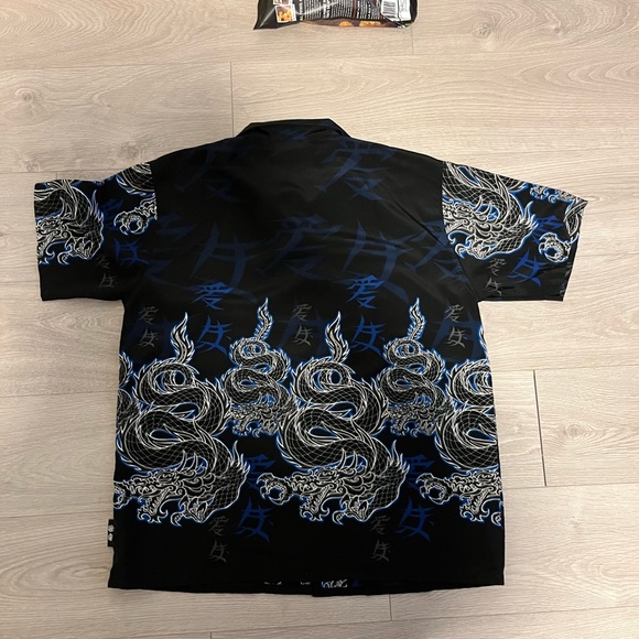 Vintage silk dragon pattern buttondown 23 inches x 30 inches - Picture 2 of 4